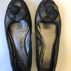 Saks Fifth Ave leather silver shoes with flower detail lightly used size 7
